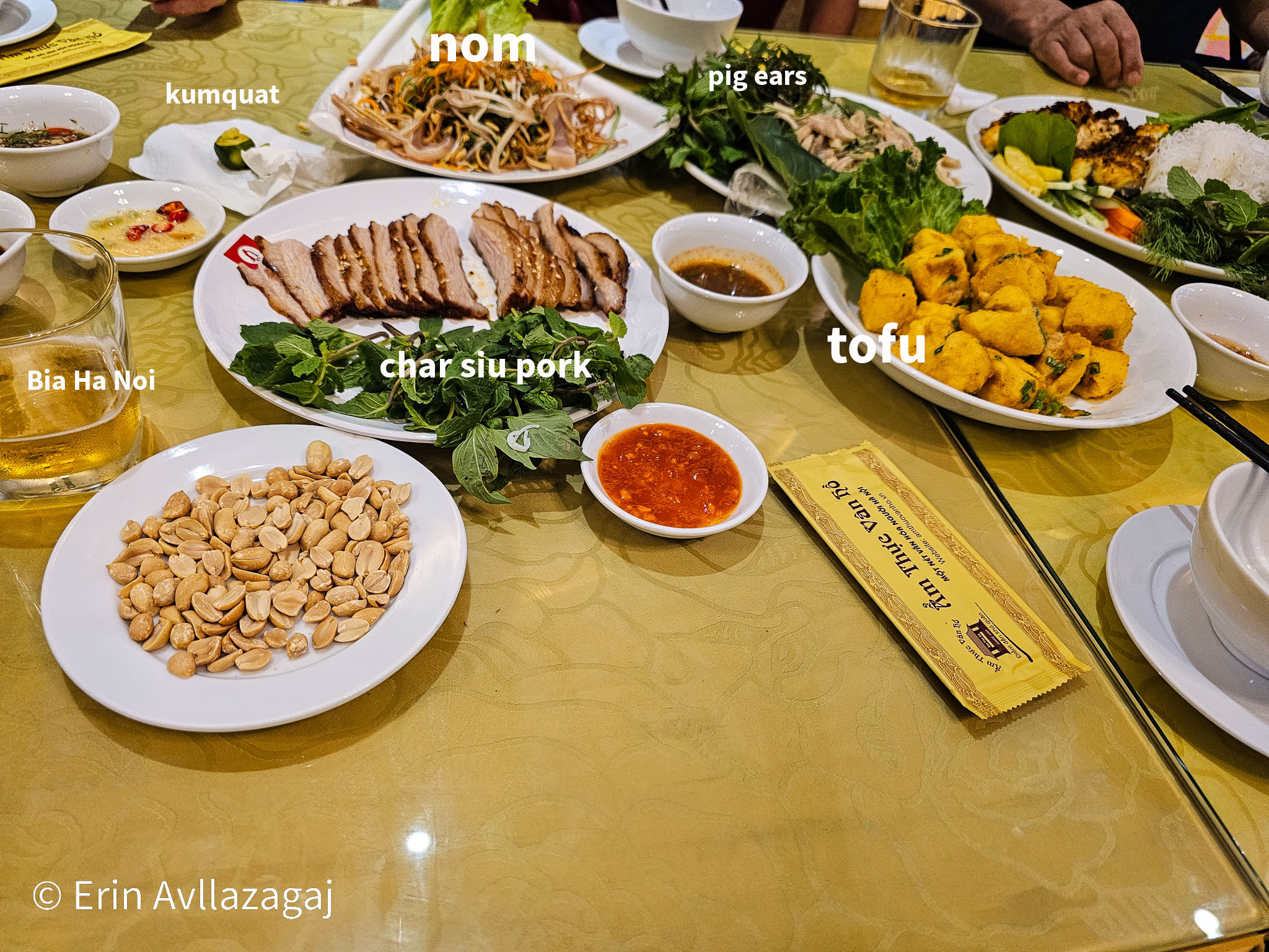 A family meal in <b>Ấm thực Vân Hồ</b> restaurant (meaning Vân Hồ cuisine) in Hanoi.