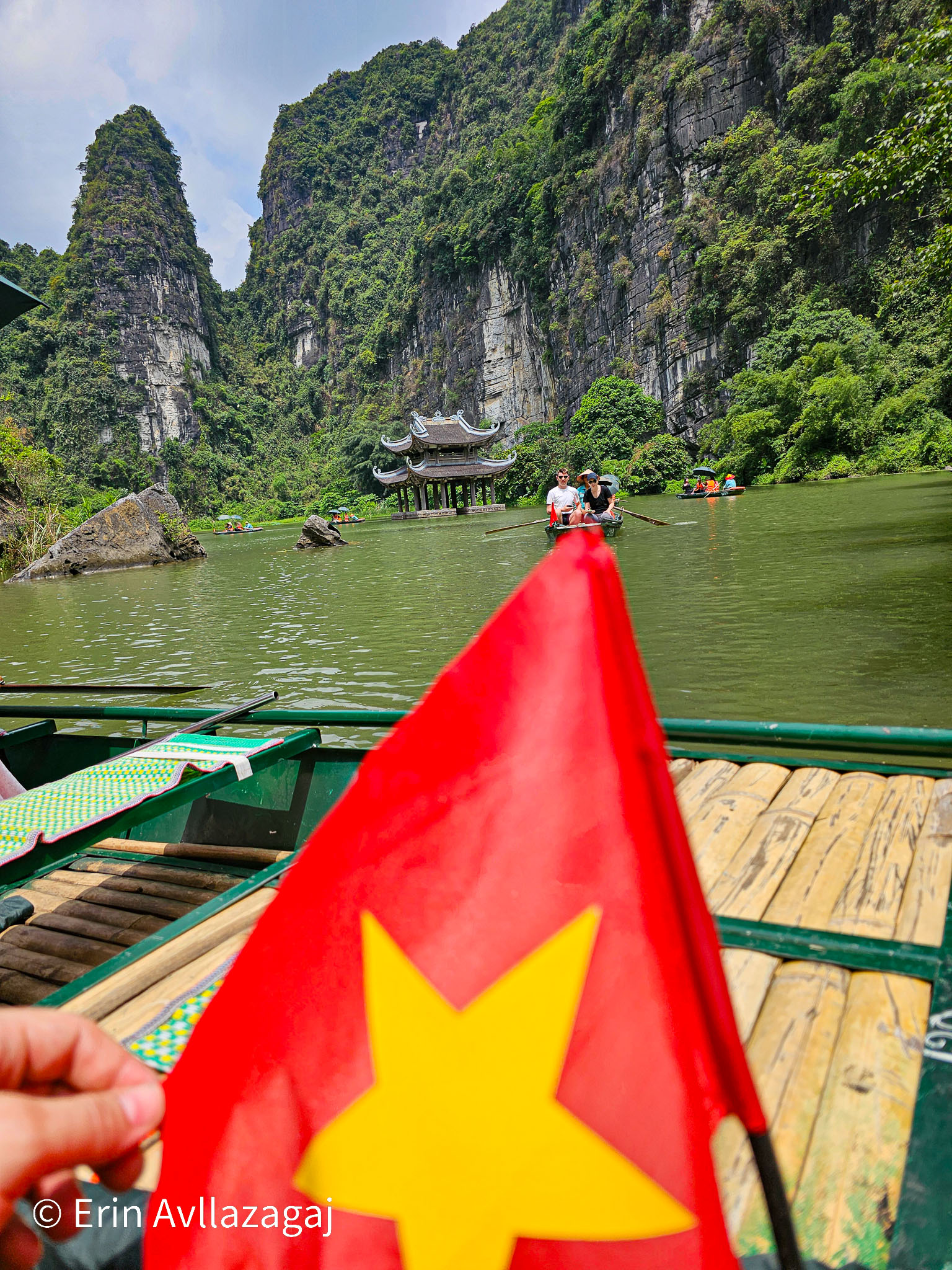 Photo of the long boat trip in Tràng An.